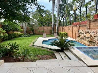  ALQUILER – EXCLUSIVA RESIDENCIA DE 3 NIVELES |  Barrio Mburucuyá