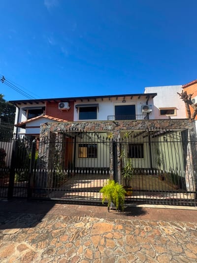 CASA EN ALQUILER – CONDOMINIO CERRADO EN LUQUE 