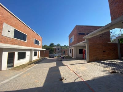 ALQUILO DÚPLEX DE 3 HABITACIONES AMOBLADO EN LAMBARÉ