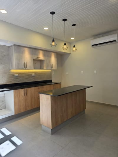 CASA ESTILO CHALET CON PISCINA EN BARRIO MBURICAO 