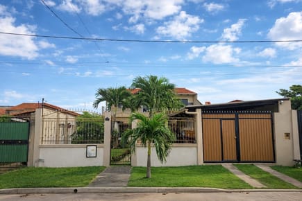 Bella Casa En Venta Zona Moscu 8vo Anillo Sobre Calle Pavimentada