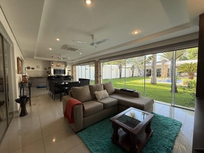 RESIDENCIA EN VENTA EN BARRIO MBURUCUYA