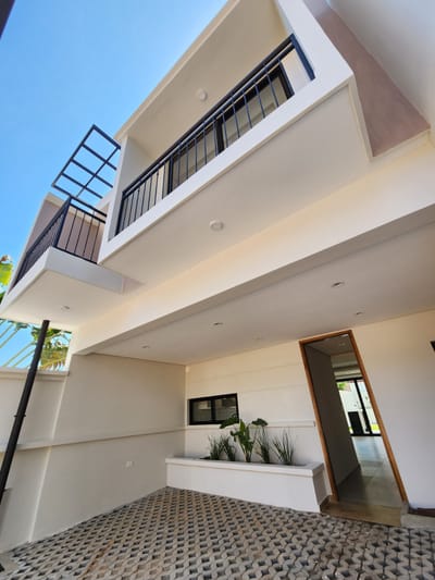 VENDO DUPLEX A ESTRENAR. LUQUE ZONA CONMEBOL. Cod 068