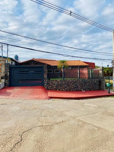 VENDO CASA DE 5 DORMITORIOS EN FERNANDO DE LA MORA -  ZONA ACCESO SUR