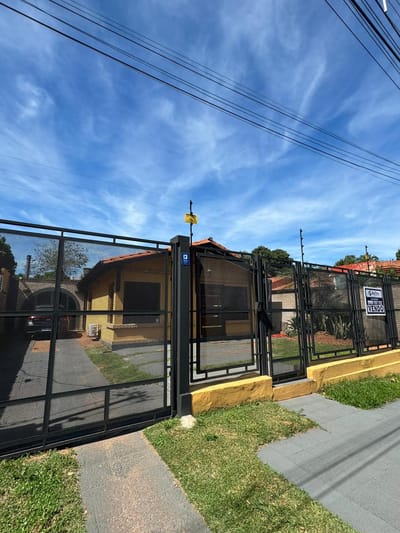 EN VENTA –  CASA CON PISCINA EN VILLA ELISA