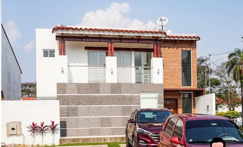Casaen enta en el condominio La pradera, zona norte de Santa Cruz
