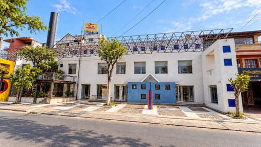 Imponente Local Comercial / Showroom sobre Av. Artigas de 1.920 m