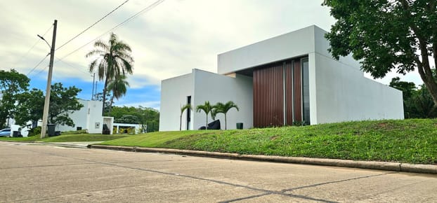 CASA DE LUJO EN VENTA EN EL URUBO
