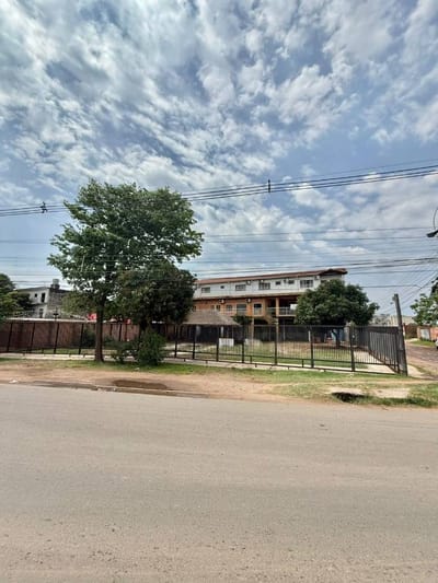 PROPIEDAD DE 3 NIVELES SOBRE LA RUTA PY03 EN ESQUINA – LIMPIO
