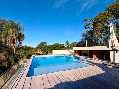 Moderna residencia de 4 suites en Barrio Mburicao
