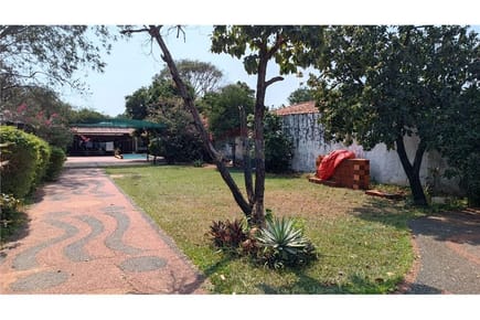 VENDO CASA EN LUQUE- ESQUINA