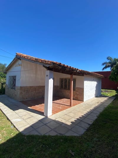 Terreno en venta con dos chalets en Limpio