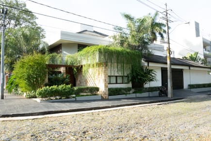En venta amplia y moderna residencia en barrio mburicao 