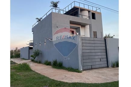 Vendo Casa con Terraza y Piscina en Ypane construcción moderna 