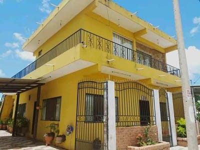 CASA AMPLIA EN ZONA ESTE – LUJÁN 10MO ANILLO, SOBRE DOBLE VÍA 