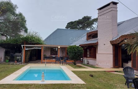 Casa de Cinco Dormitorios en Alquiler - Punta del Este