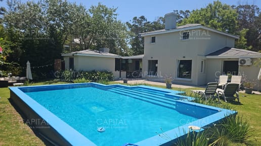 Casa tres dormitorios y servicio con jardín cercado, piscina climatizada en La Barra