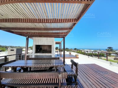 Apartamento de dos dormitorios en Manantiales con vista al mar y terraza.