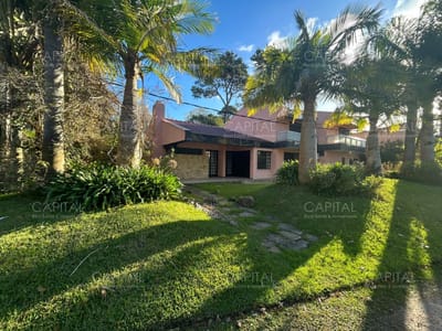 Cómoda casa en venta, ideal para vivir todo el año.