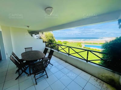Lomas de Manantiales frente a Bikini Beach