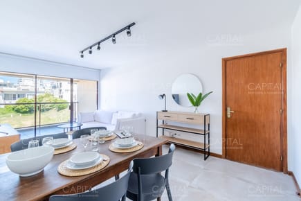 Apartamento en venta en Península de Punta del Este + dos dormitorios y vista lateral al Mar