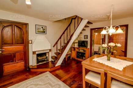 Venta de apartamento estilo casa en Playa Mansa
