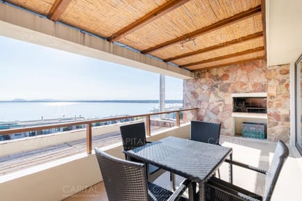 Departamento en venta de dormitorio y medio con dos baños en complejo privado de Punta Ballena
