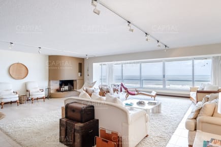 Venta de amplio apartamento sobre playa Brava íntegramente reciclado