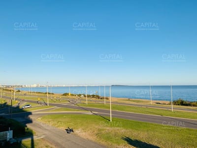 Moderno Penthouse a Estrenar de 3 Dormitorios frente a Playa Mansa - Venta
