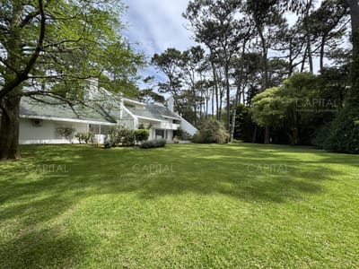 Casa en Venta de Cinco Dormitorios en  San Rafael