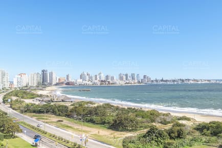 Apartamento con vista al mar en venta en Playa Mansa.