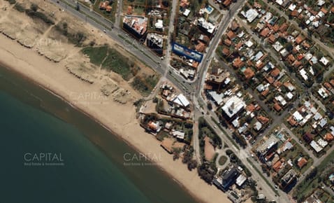 Lote en venta en zona comercial de Playa Mansa Punta del Este