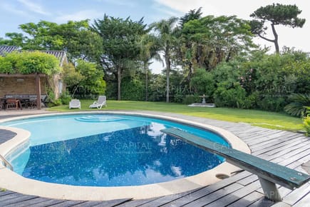 Casa de ocho dormitorios en Pinares, Punta del Este a una cuadra del mar en Alquiler Temporal