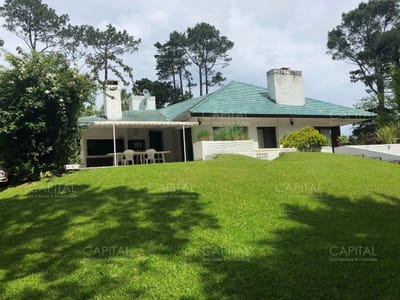 Casa de tres dormitorios con piscina en Pinares, Punta del Este en Alquiler