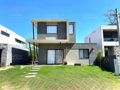 Casa en alquiler en Montoya a 1 cuadra del mar con piscina