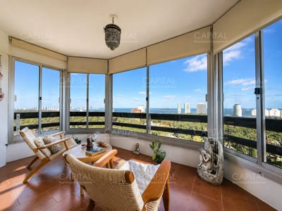 Apartamento de tres dormitorios y dependencia en venta Punta del Este