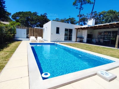Casa en venta en La Barra con piscina y parrillero