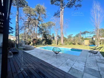 Casa en Venta de 3 Dormitorios y Servicio en Playa Mansa