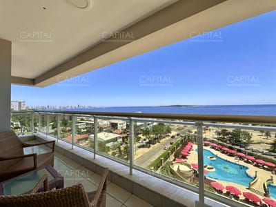Apartamento de tres dormitorios y servicio con vista al mar en alquiler de verano, Playa Mansa, Punta del Este.