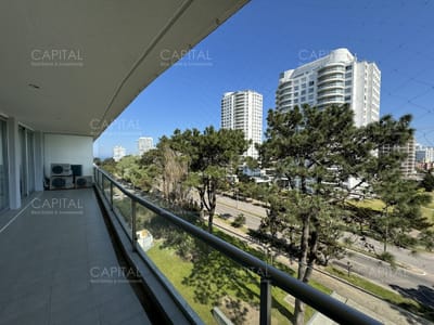 Apartamento de dos dormitorios en alquiler de temporada, Playa Brava, Punta del Este.