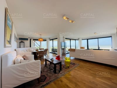 Venta de apartamento pent house frente a playa brava