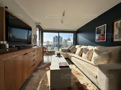 Vende departamento de 2 dormitorios finamente decorado en Torre Onix, Punta del Este