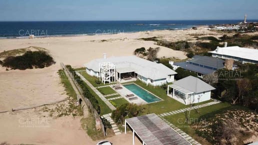 Casa primera fila en Barrio Club del Mar en Jose Ignacio