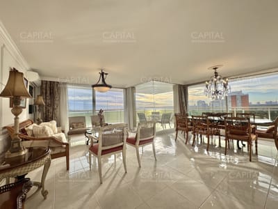 Coral Tower esquinero de tres dormitorios y servicio piso alto en venta