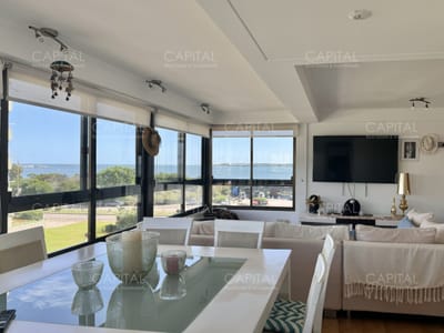 Edificio en primera linea del mar, departamento de tres dormitorios en venta, Playa Mansa.