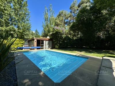 Casa de 3 dormitorios, piscina climatizada y barbacoa en venta y alquiler, Playa Mansa, Punta del Este.