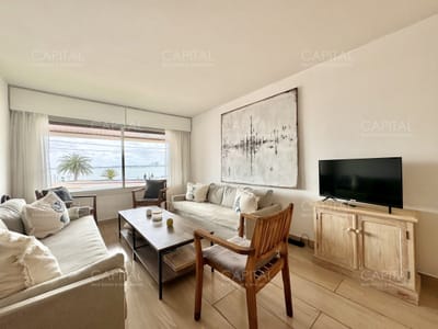 Apartamento de dos dormitorios frente al mar en alquiler de temporada, Punta del Este.