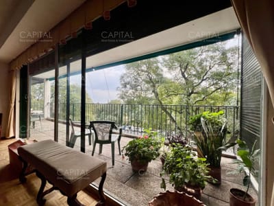 Apartamento de tres dormitorios y dependencia en venta, Frente al Golf, Punta Carretas, Montevideo.