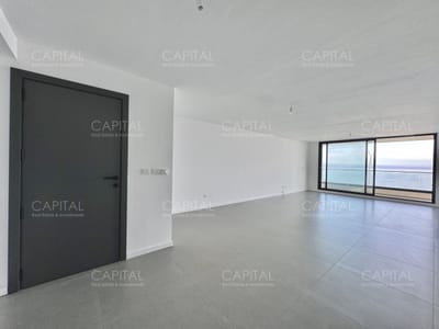 Apartamento semi piso de tres dormitorios frente al mar en playa mansa en venta