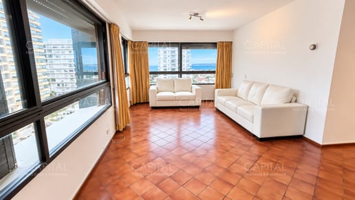 Apartamento en venta en Península, Punta del Este, ubicado a 100 metros del mar.
